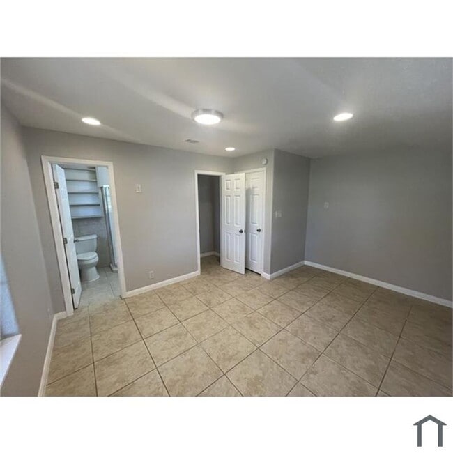 Building Photo - Discover your dream home in this beautifully renovated four-bedroom, two-bathroom house.