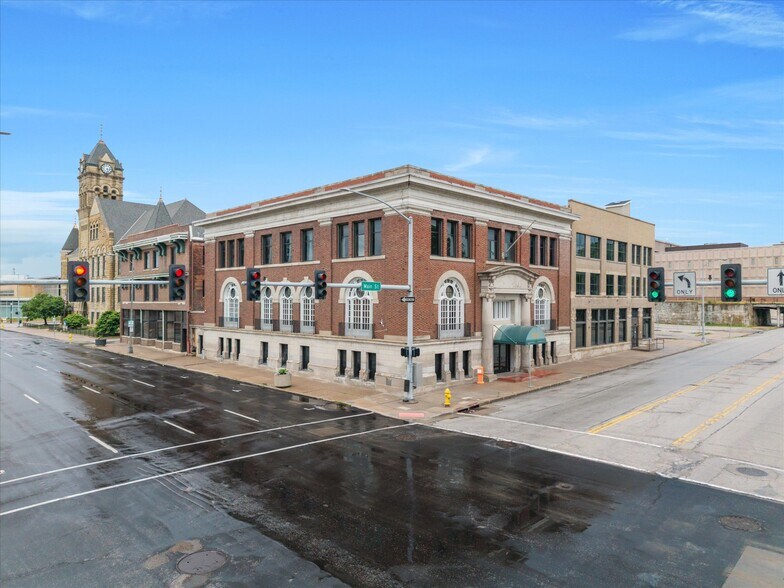 Building Photo - 400 N Main St