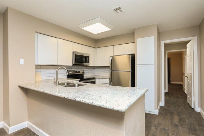 Building Photo - 16800 Sugar Pine Dr