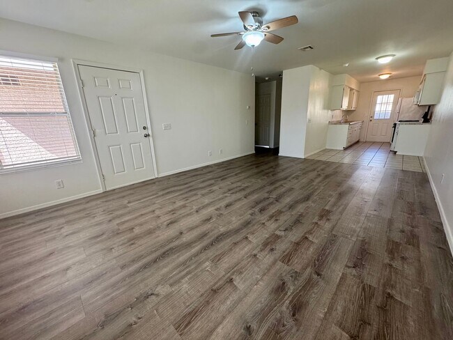 Building Photo - 2 Bedroom, 1 Bath Apartment in Bullhead Ci...