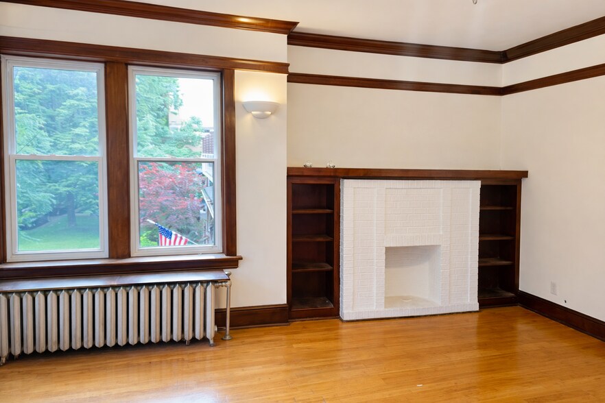 Building Photo - 2302 W Sunnyside Ave