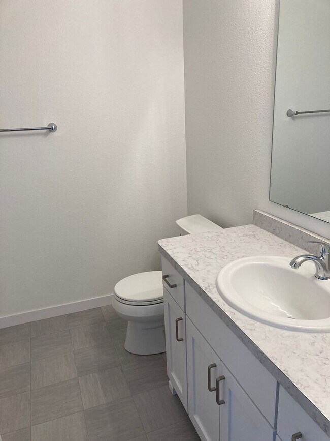 Building Photo - 4 Bed  3 Bath Twin Home