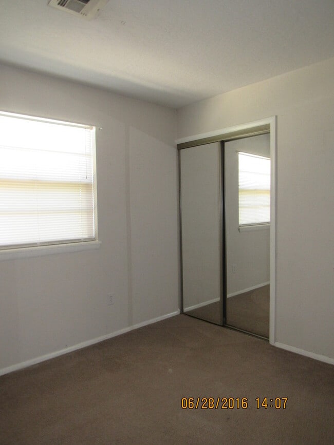 Building Photo - MOVE IN SPECIAL: $200 OFF OF THE 1ST FULL MONTH'S RENT! New carpet and freshly painted interiors