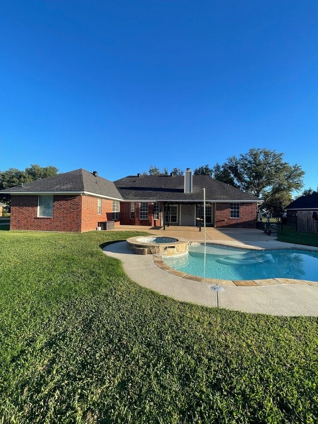 Building Photo - Large Lot Close to to Barksdale Air Force Base w/POOL!!