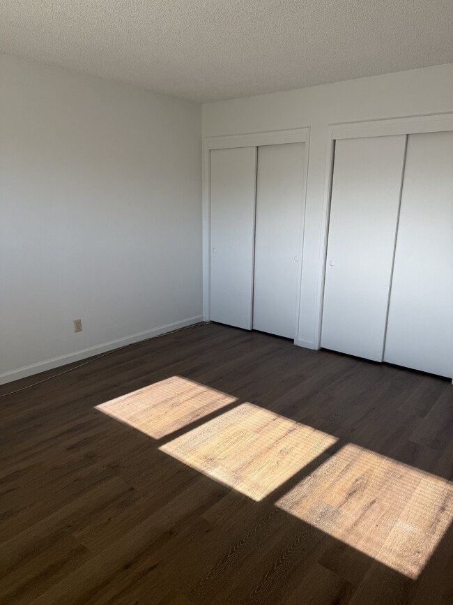 Building Photo - Refreshed Upstairs 2 Bed, 1 Bath Tracy Apa...