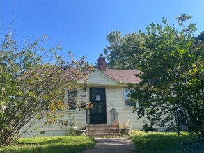 Building Photo - Charming 4-Bedroom Single Family Home on C...