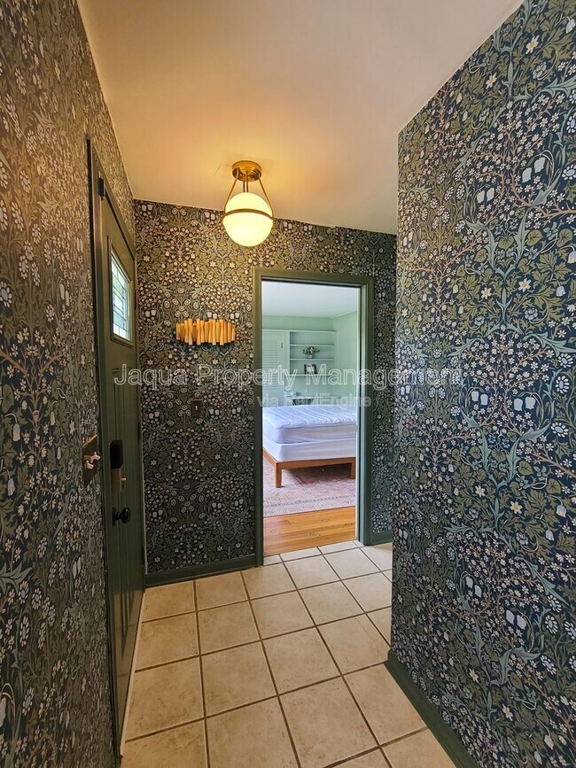 Building Photo - 652 Chippewa Rd