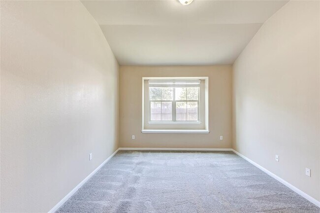 Building Photo - 2880 Donnell Dr