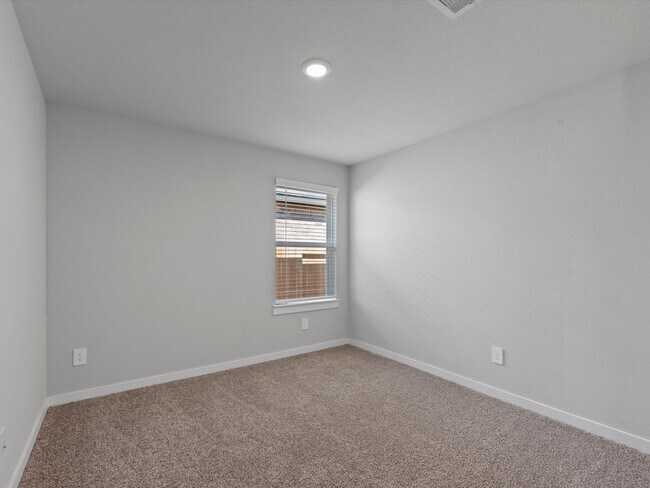 Building Photo - 3335 Silverton Dr