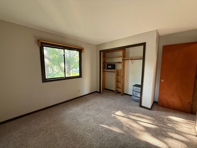 Building Photo - Spacious 4 Bedroom Home in Coon Rapids