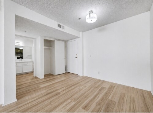 Interior Photo - 328 Cloverdale Ave