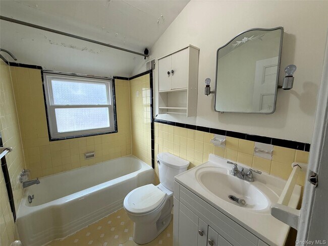 Building Photo - 307 W Shore Rd