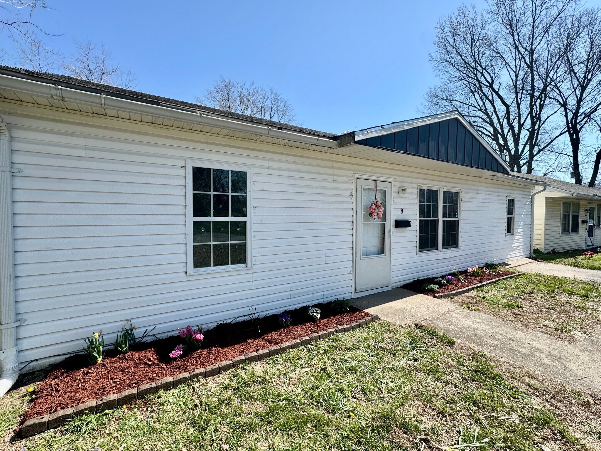 Building Photo - 8 Louise Ln