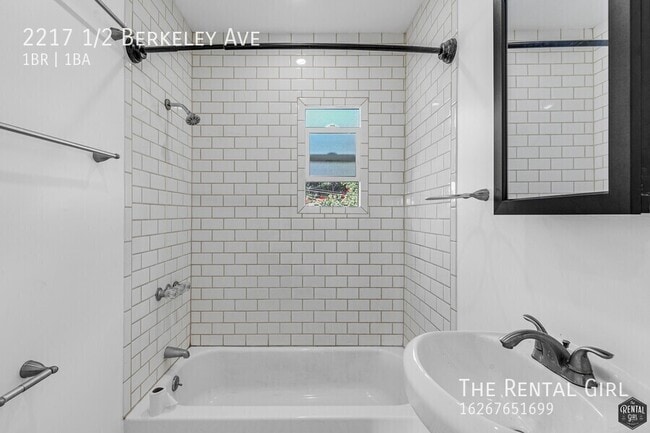 Building Photo - 2217 1/2 Berkeley Ave-