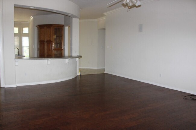 Building Photo - Great West side home located close to shop...