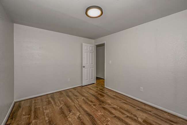 Building Photo - 3-bedroom 2-bathroom home with fenced back...