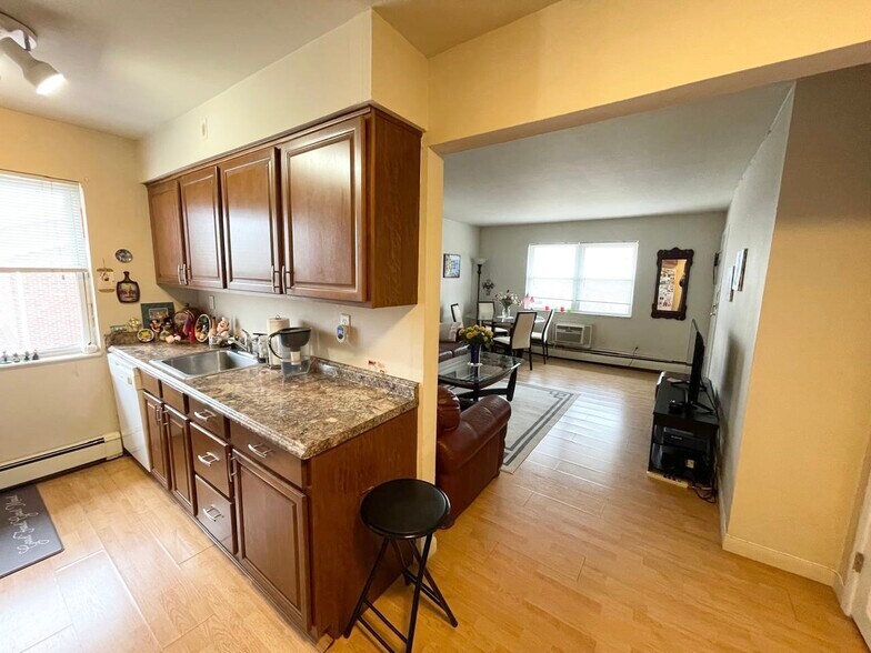 Building Photo - 202 12th St