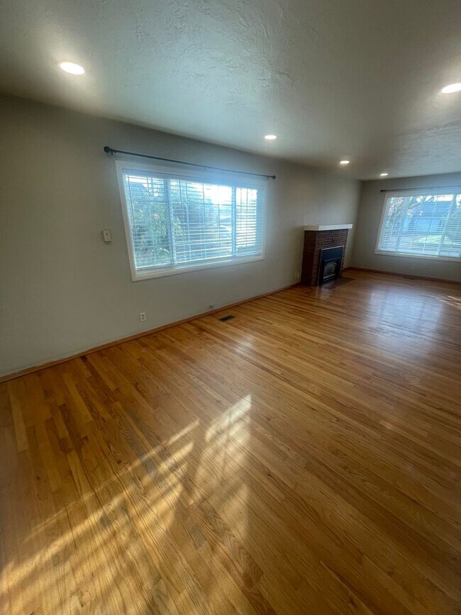 Building Photo - 515 E Elmore St