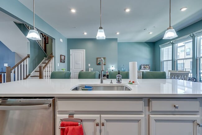 Building Photo - Modern 3 BR Townhome in Village of Towne Square Includes Trash, Cable/internet and Landscaping!