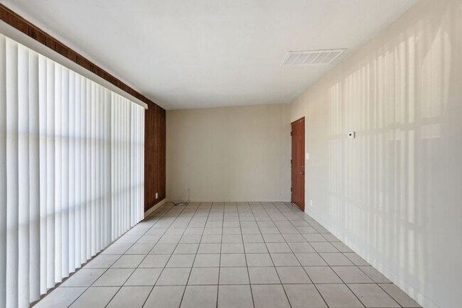 Building Photo - Light-Filled Tucson 2 Bedroom Rental – Move In This November!