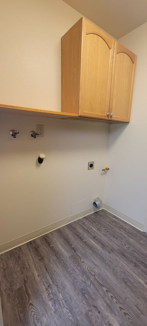 Building Photo - Newly Updated 3 Bdrm 2 Bath House Near Schools and Shopping, Corner of Shasta Pines and Mistletoe