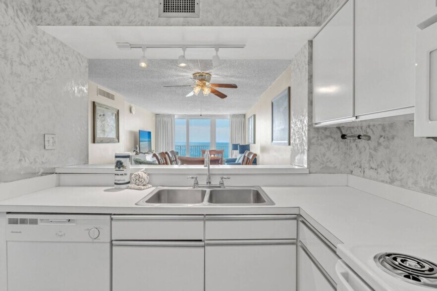 Building Photo - 7205 Thomas Dr