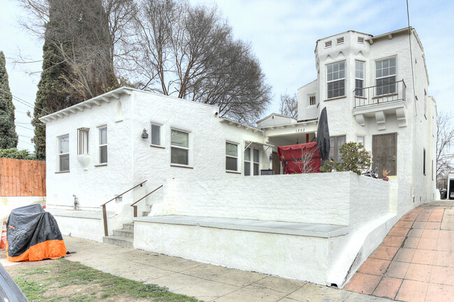 Building Photo - 1254 N Mariposa Ave