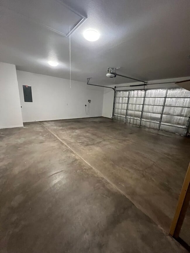 Building Photo - Spacious Family Room Great Location