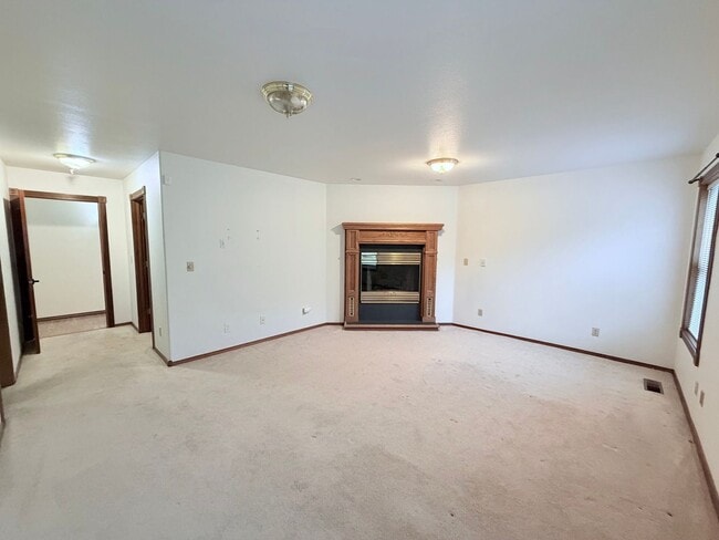 Building Photo - Beautiful Craftsman Style Rambler Must See!!