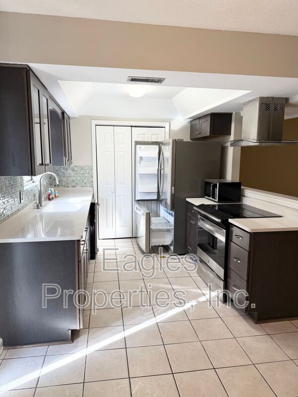 Building Photo - 2002 Stephens Ct