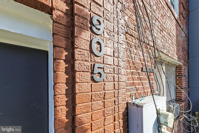 Building Photo - 905 19th St NE