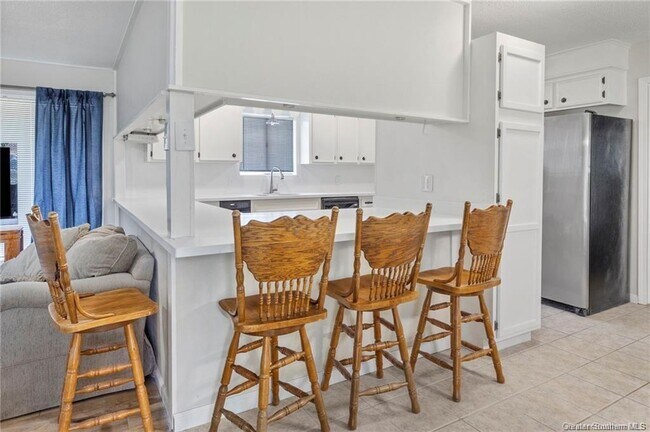 Building Photo - 4900 E St Charles Ave