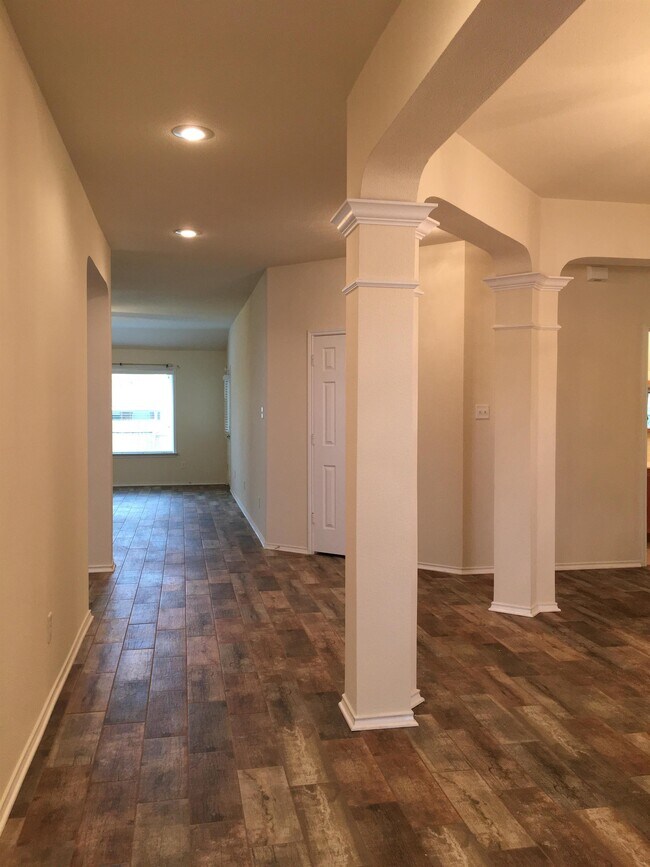 Building Photo - 105 E Great Plains Trail
