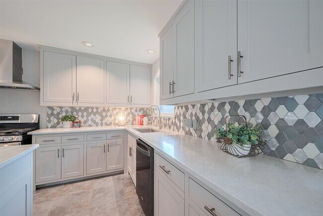 Building Photo - 5123 Saxon Dr