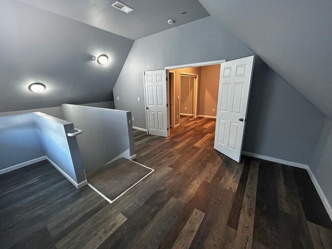 Building Photo - Renovated 2BR Home with Parking & Outdoor Space – Near Lake Merritt