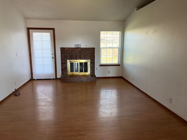 Building Photo - Northeast Hanford 3 bedroom 2 bath with la...
