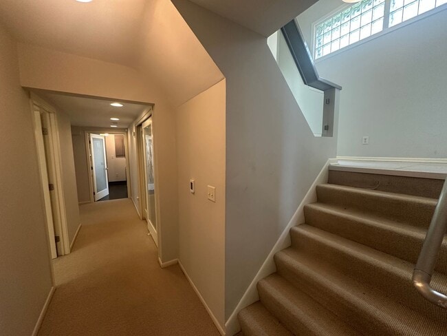Building Photo - Luxury Living on Summit Ave! – Spacious 3B...