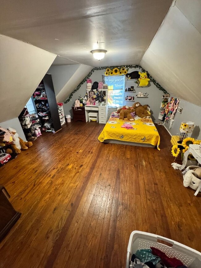 Building Photo - 5 bed 2 bath house with huge backyard