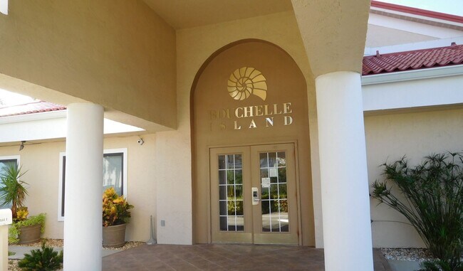 Building Photo - 3BR 3BA Bouchelle Island Condo!