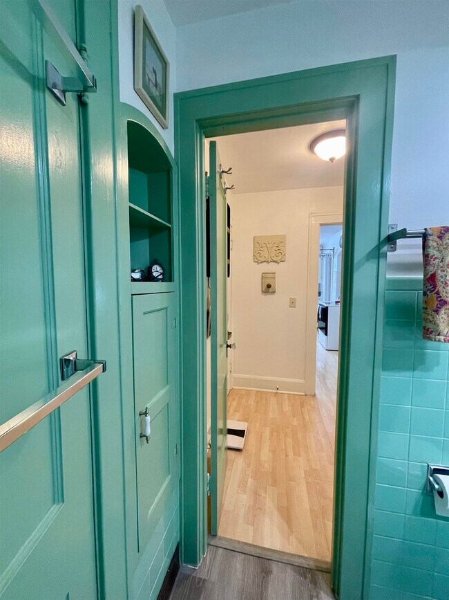 Building Photo - 7087 Bergstrom Dr