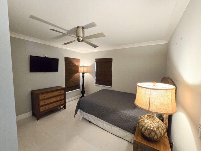 Building Photo - SEASONAL RENTAL - Luxury by the Beach!