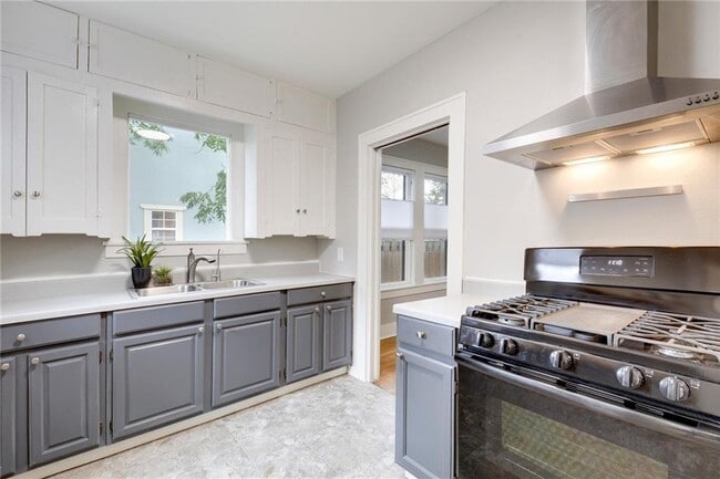 Building Photo - 705 W 35th St