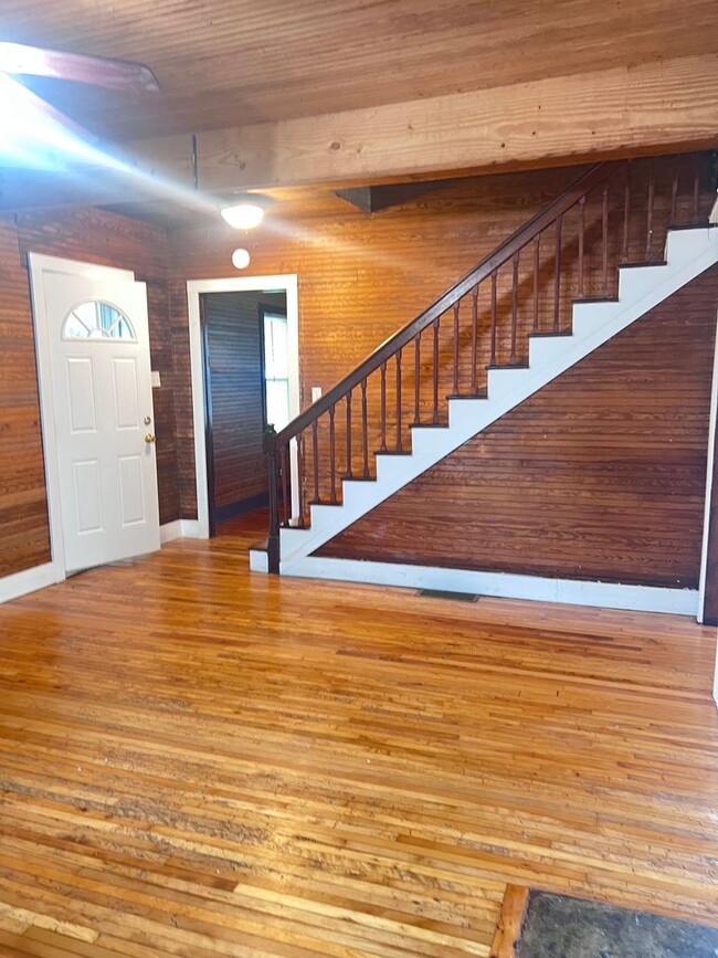 Building Photo - Unique 3 bedroom, 2 bathroom home for rent...