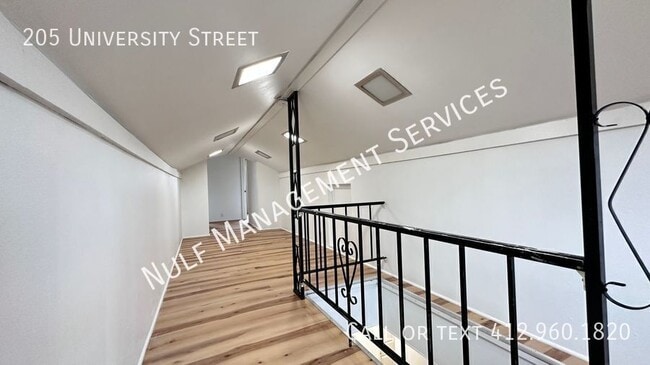 Building Photo - 205 University St