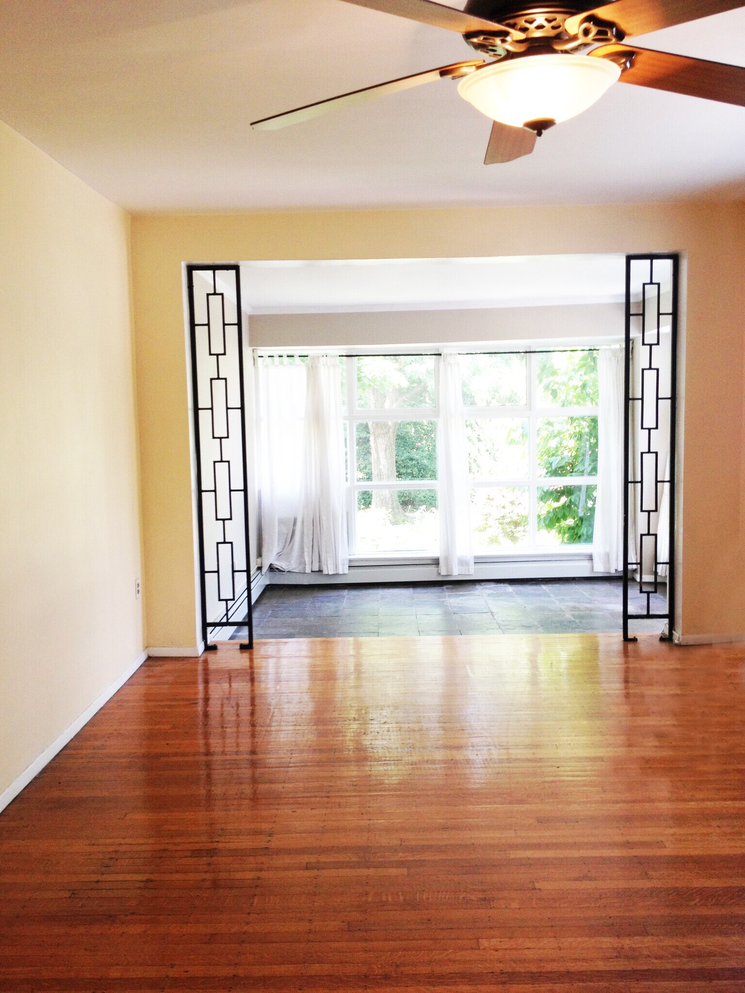 Living Room/Foyer - 425 S 46th St
