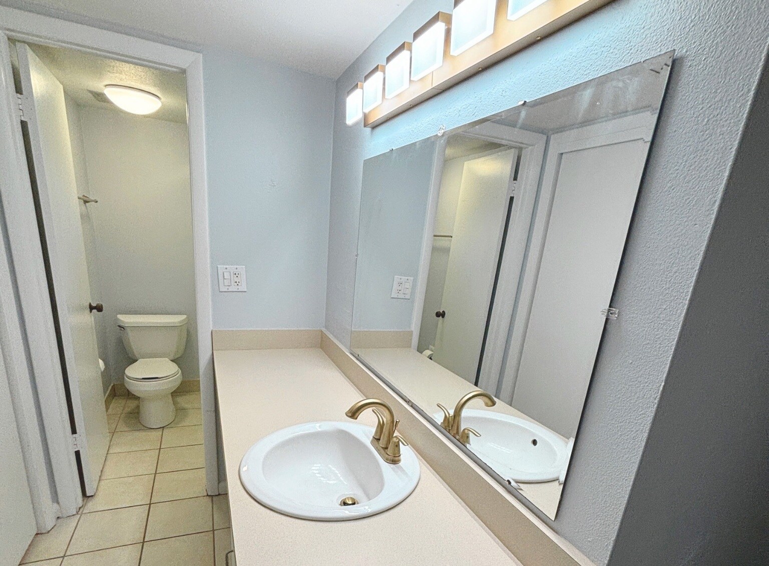 Primary en suite - 880 S Village Dr N