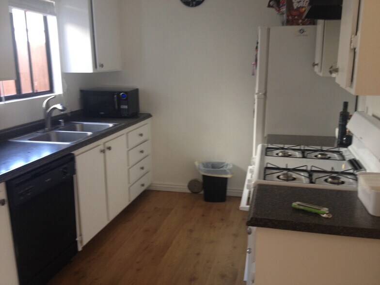 Building Photo - 933 Loma Ave