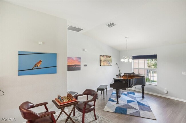 Building Photo - 940 Belmont St E