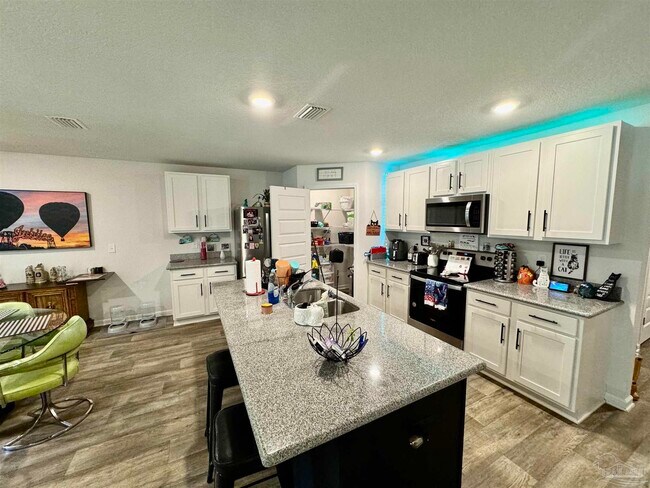 Building Photo - 5645 Guinevere Ln