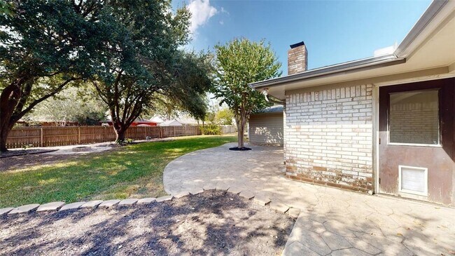 Building Photo - 3800 Windridge Dr